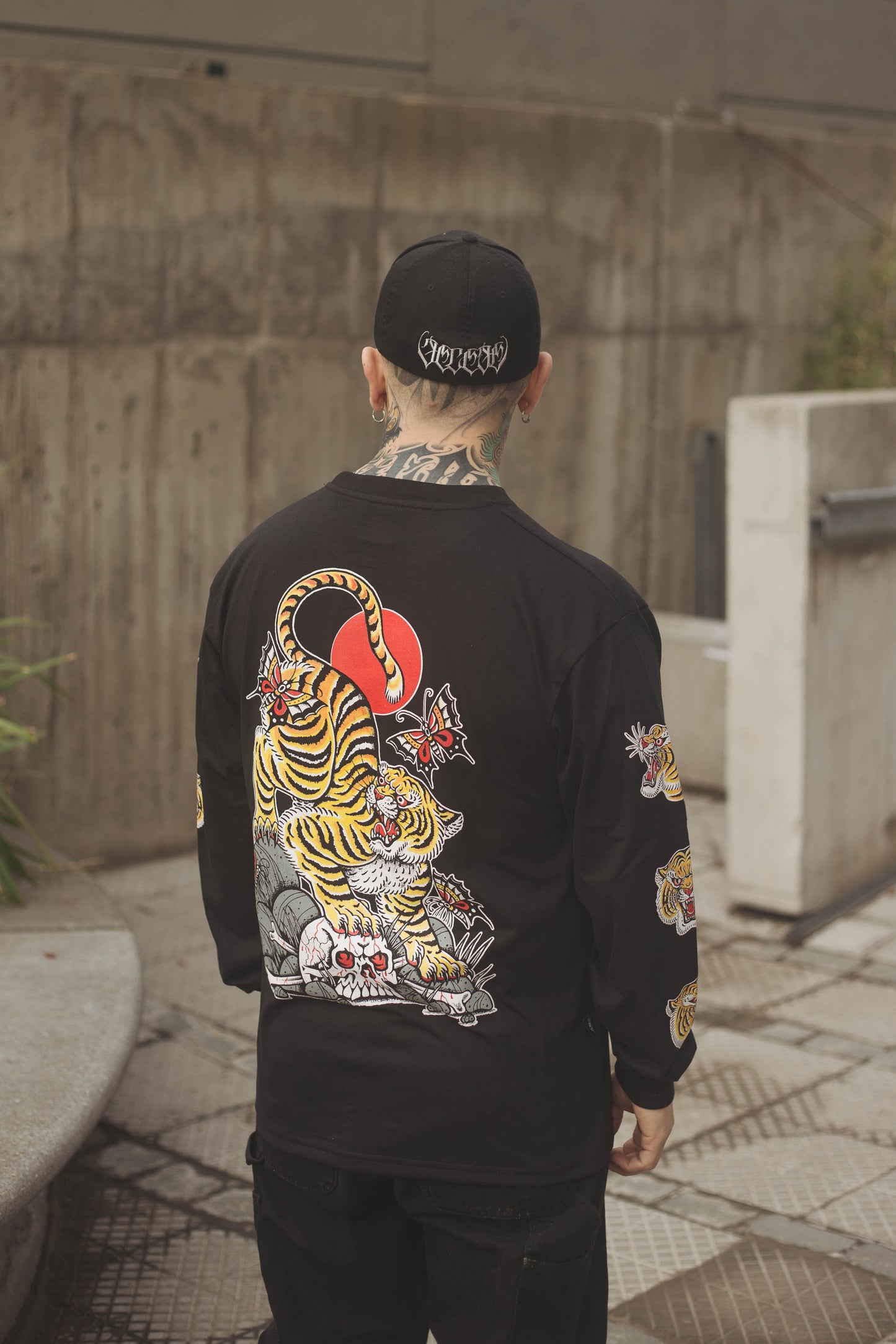 TORA ( TIGRE ) / MANGA LARGA _ RE PRINT COLAB NICO ARANCIBIA NEGRO