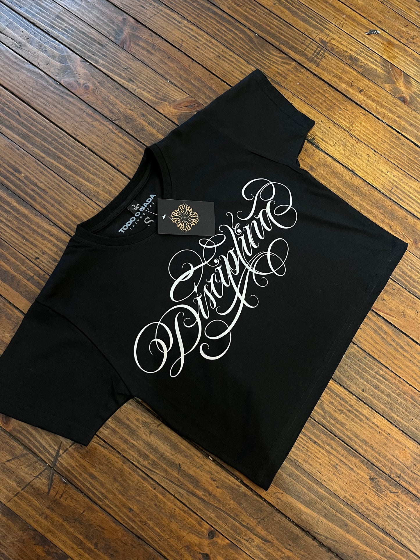 DISCIPLINA / CROP TOP art by RAMALETTERING