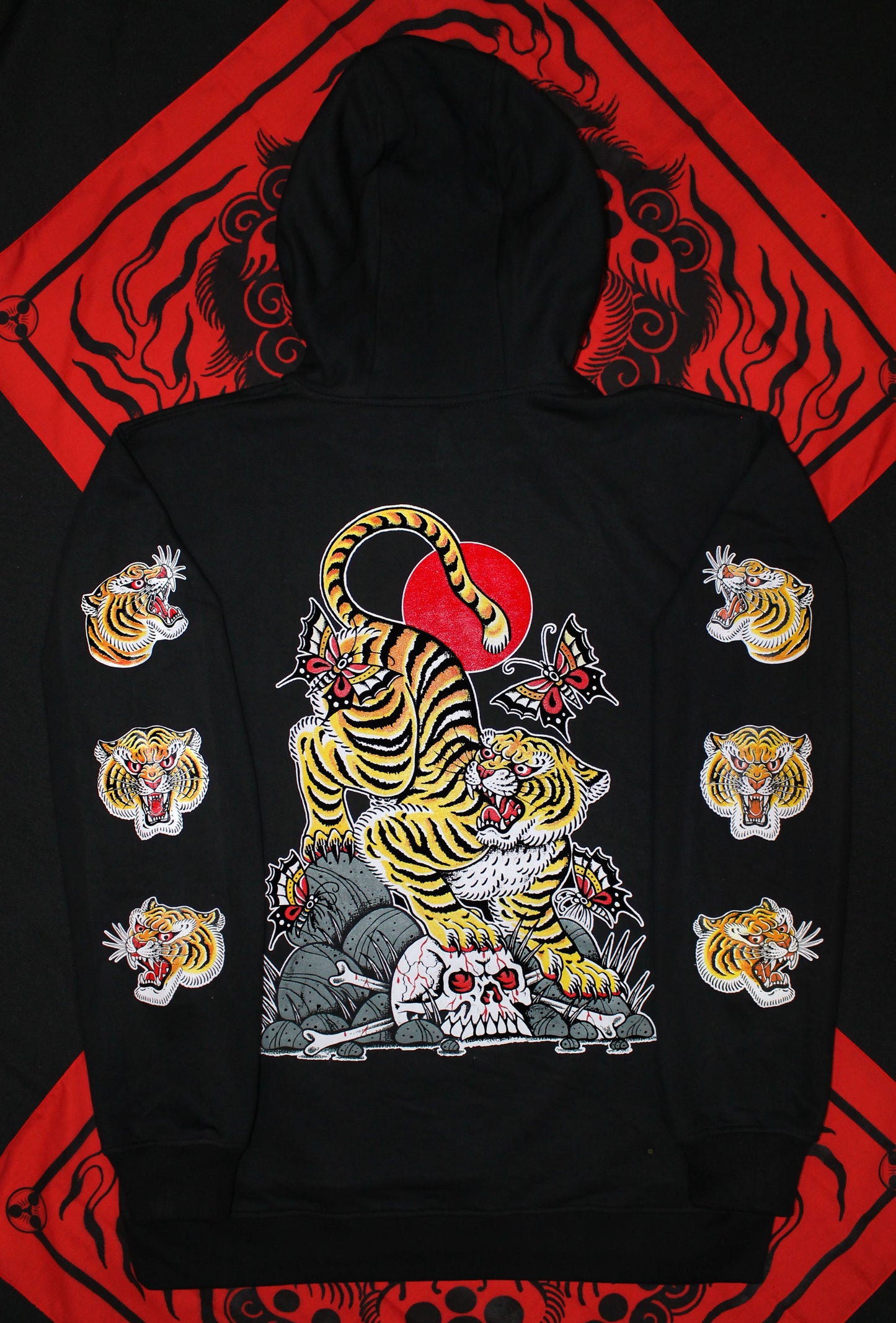 TORA ( TIGRE ) / POLERON _ RE PRINT COLAB NICO ARANCIBIA NEGRO